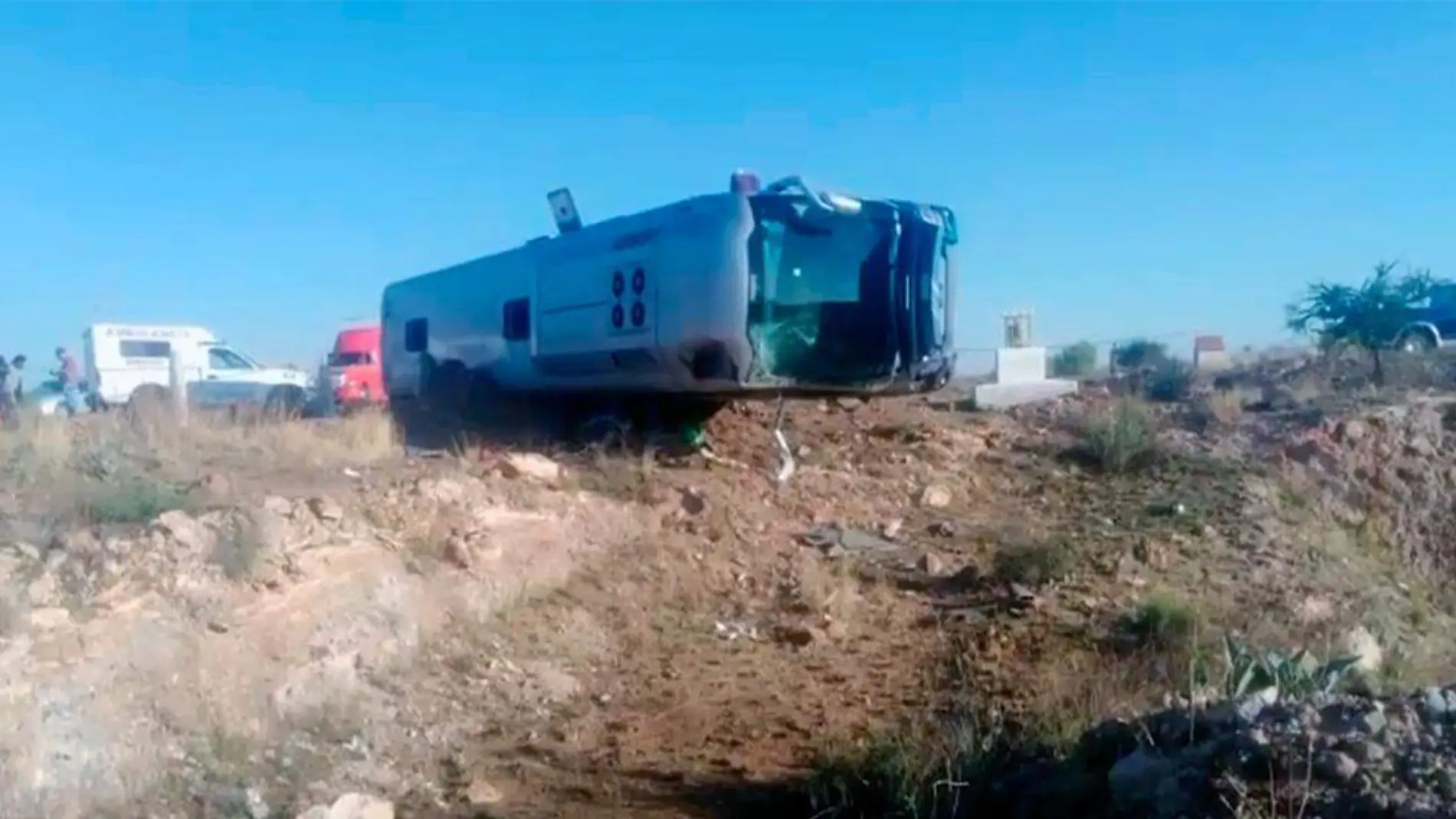 volcadura de autobús en la carretera Río Grande - Miguel Auza